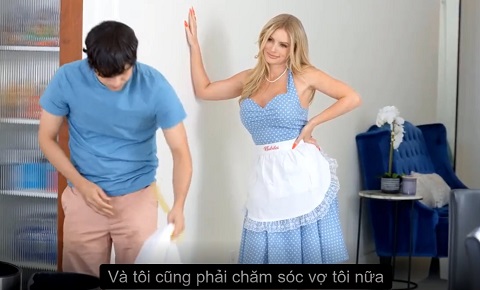 Được mẹ kế tóc vàng xinh đẹp thỏa mãn